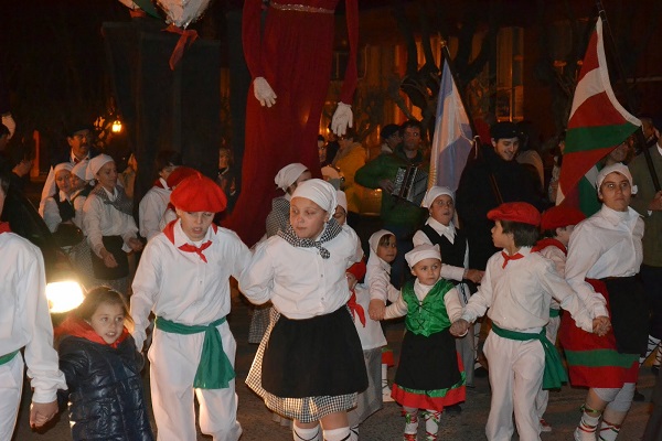 En la Noche de San Juan, dantzaris del centro Zazpirak Bat de Cañuelas fueron en kalejira hasta la fogata (fotoEE)